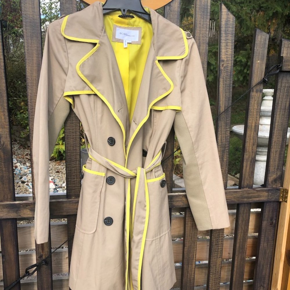 BCGB beige trench coat with yellow accents, Large